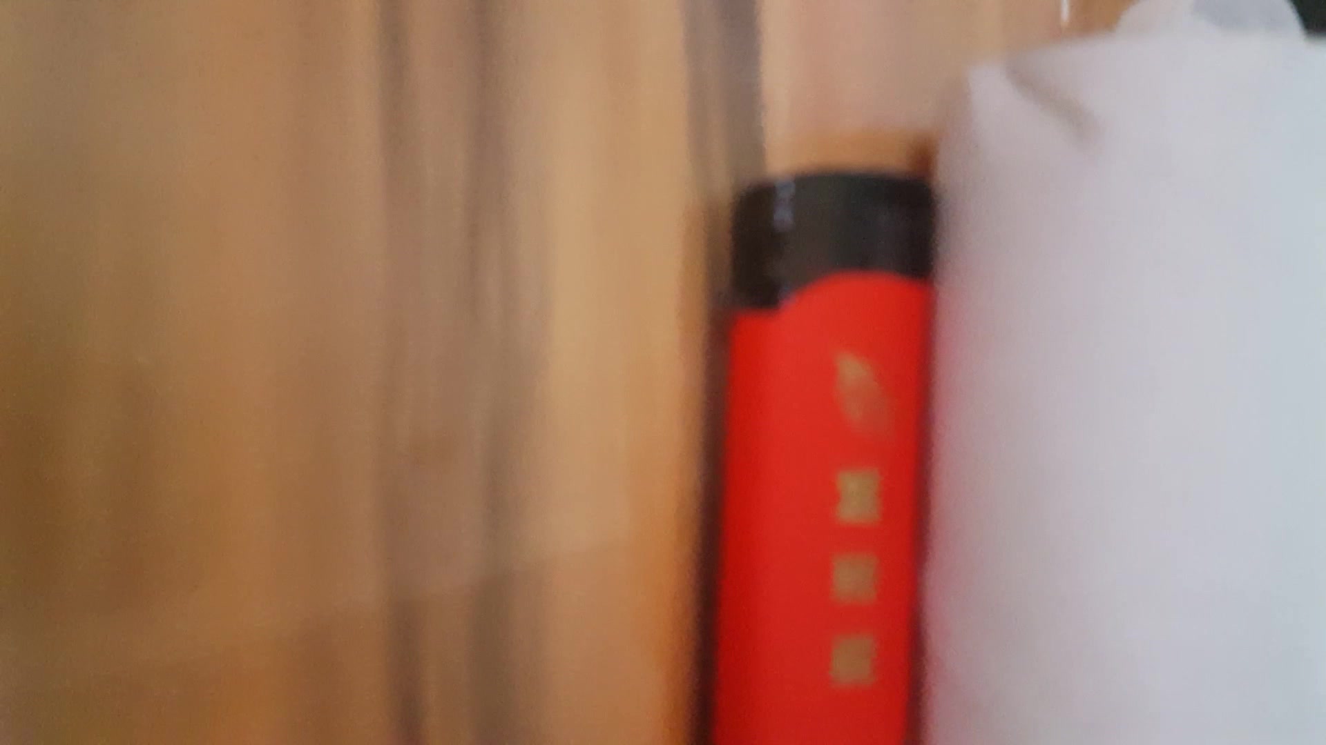 达叔和朋友配合悄悄走到卖车险小姐后面射在上衣上