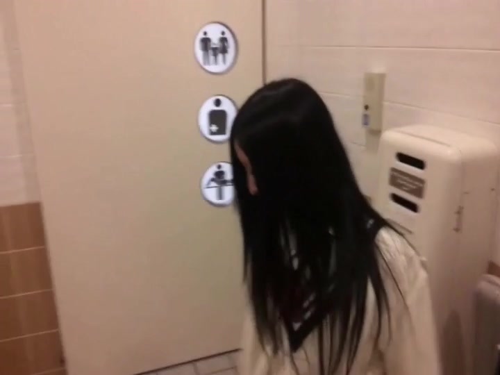 公共卫生间和粉木耳学生妹偷情阴毛稀疏小妹妹被无套内射无水印高清