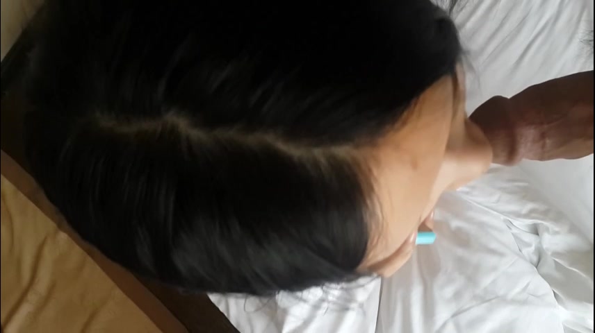 东北逃课系列之把正在和朋友打电话的漂亮美女拉过来强行吃鸡巴,气的往鸡巴上狠抽了一下,乖乖的吃起来了！国语！