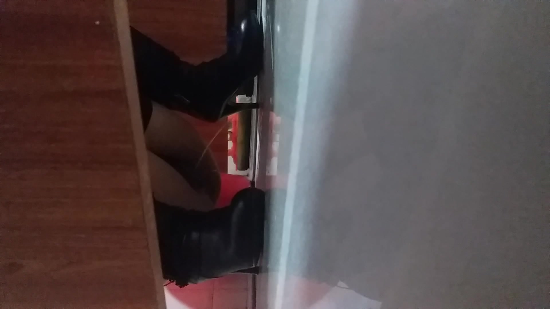 厕所里的美女白领