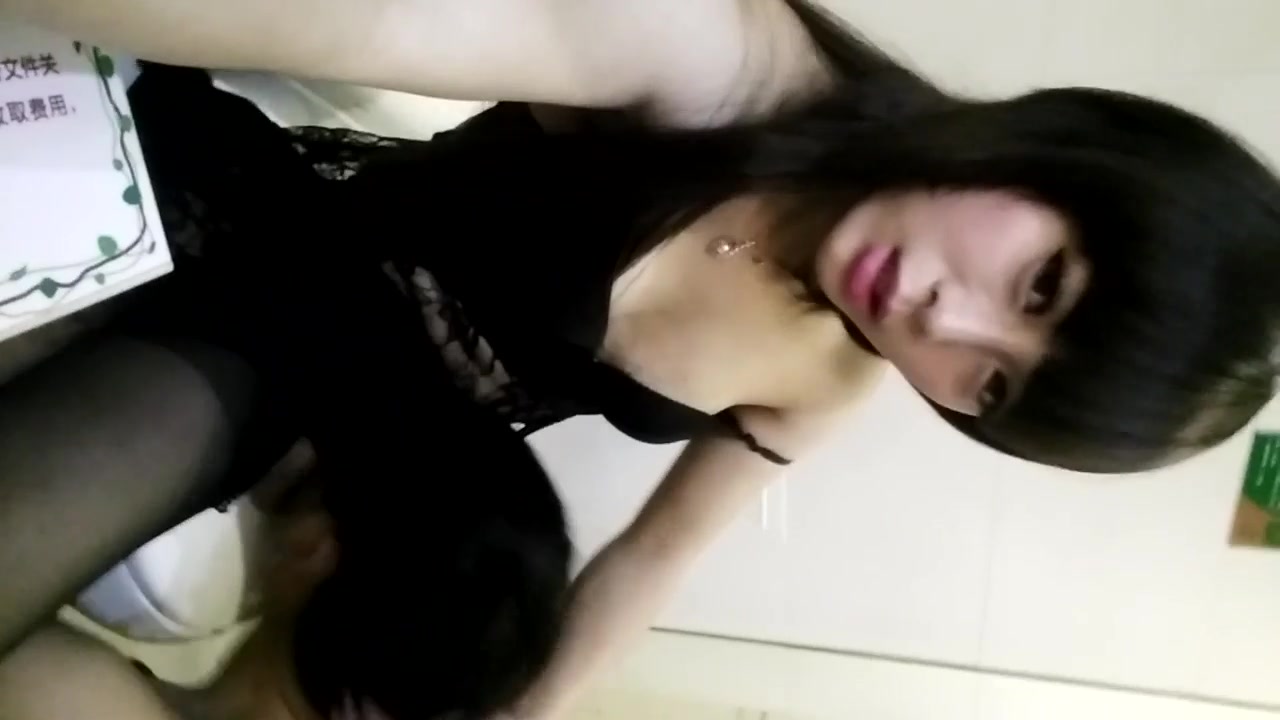 美若天仙的黑丝高跟TS瑶瑶和小帅哥在酒店卫生间