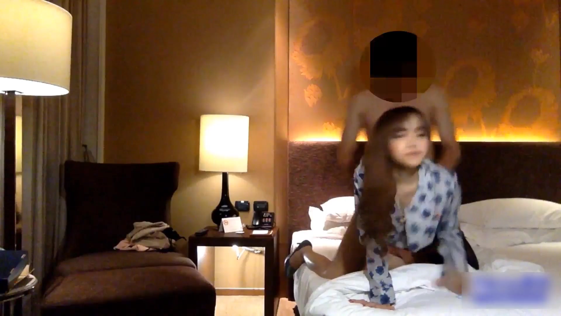 高清猥琐男偷录援交黑丝校花完美身材后入啪啪干前拍照留念