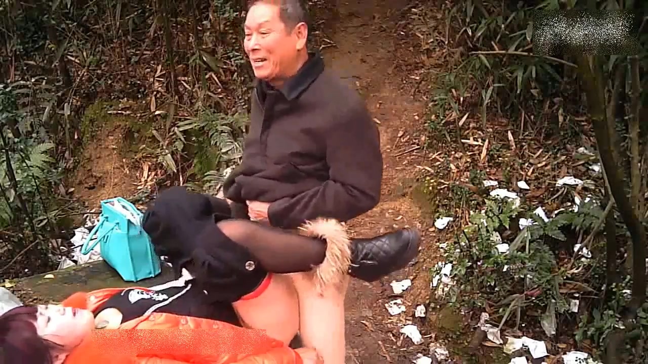 小树林野战系列上山的小道非常能蹦跶的大爷，打习惯了鸡巴就硬不起来就报废了野鸡对大爷的劝告