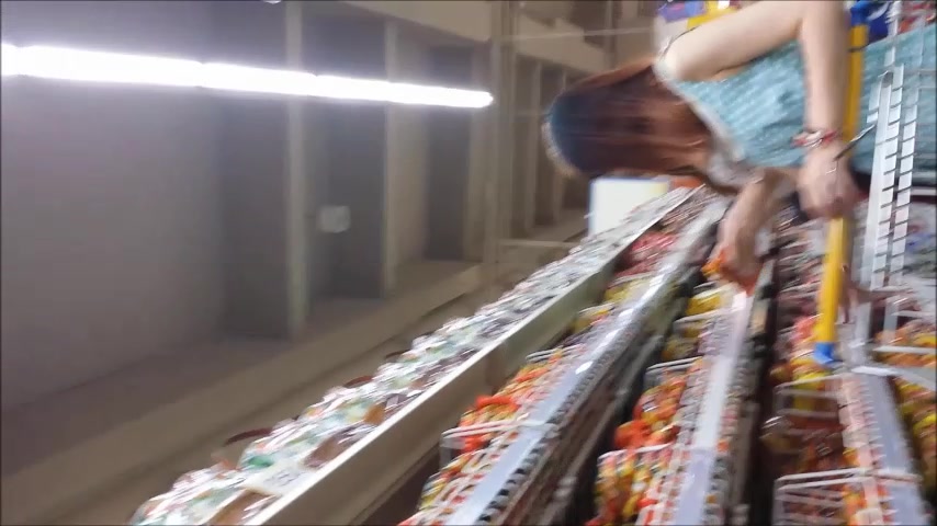 偷拍超市购物四个可人美女 性感内内让人心痒骚动