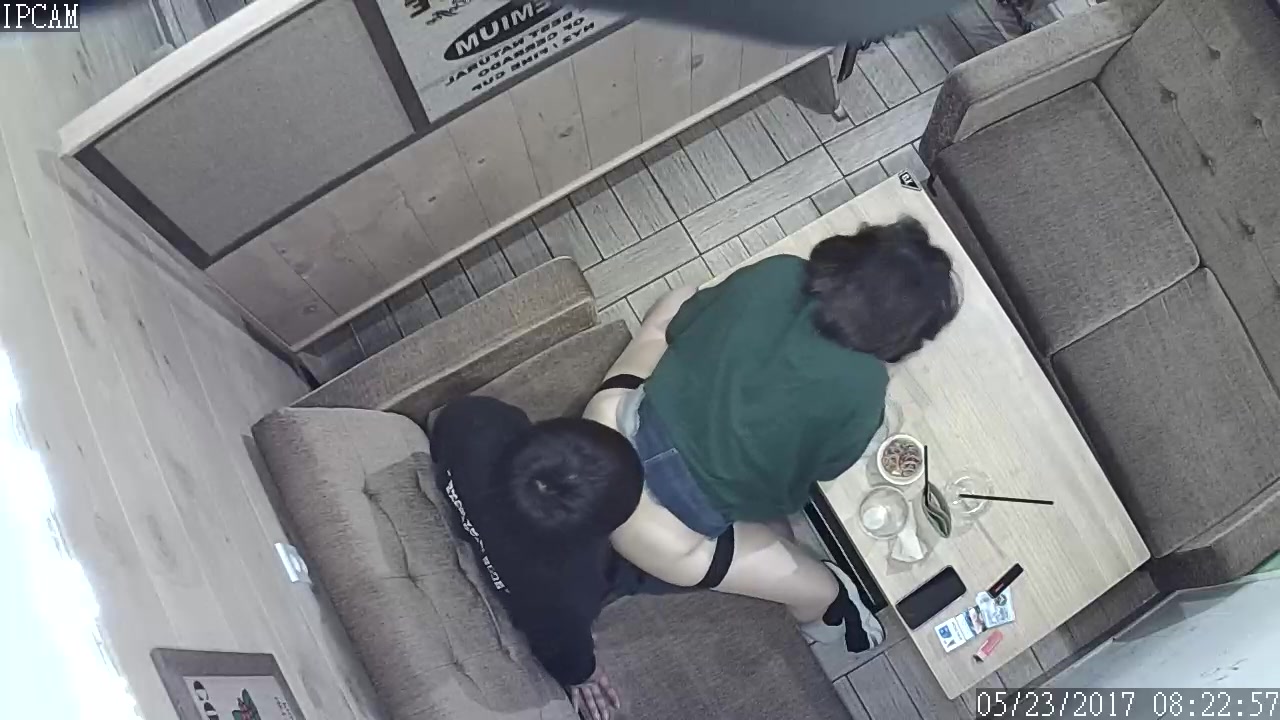 黑客破解茶餐厅摄像头，一对饥渴学生情侣沙发上操逼,小胖妞不敢大声叫,低声呻吟太销魂了