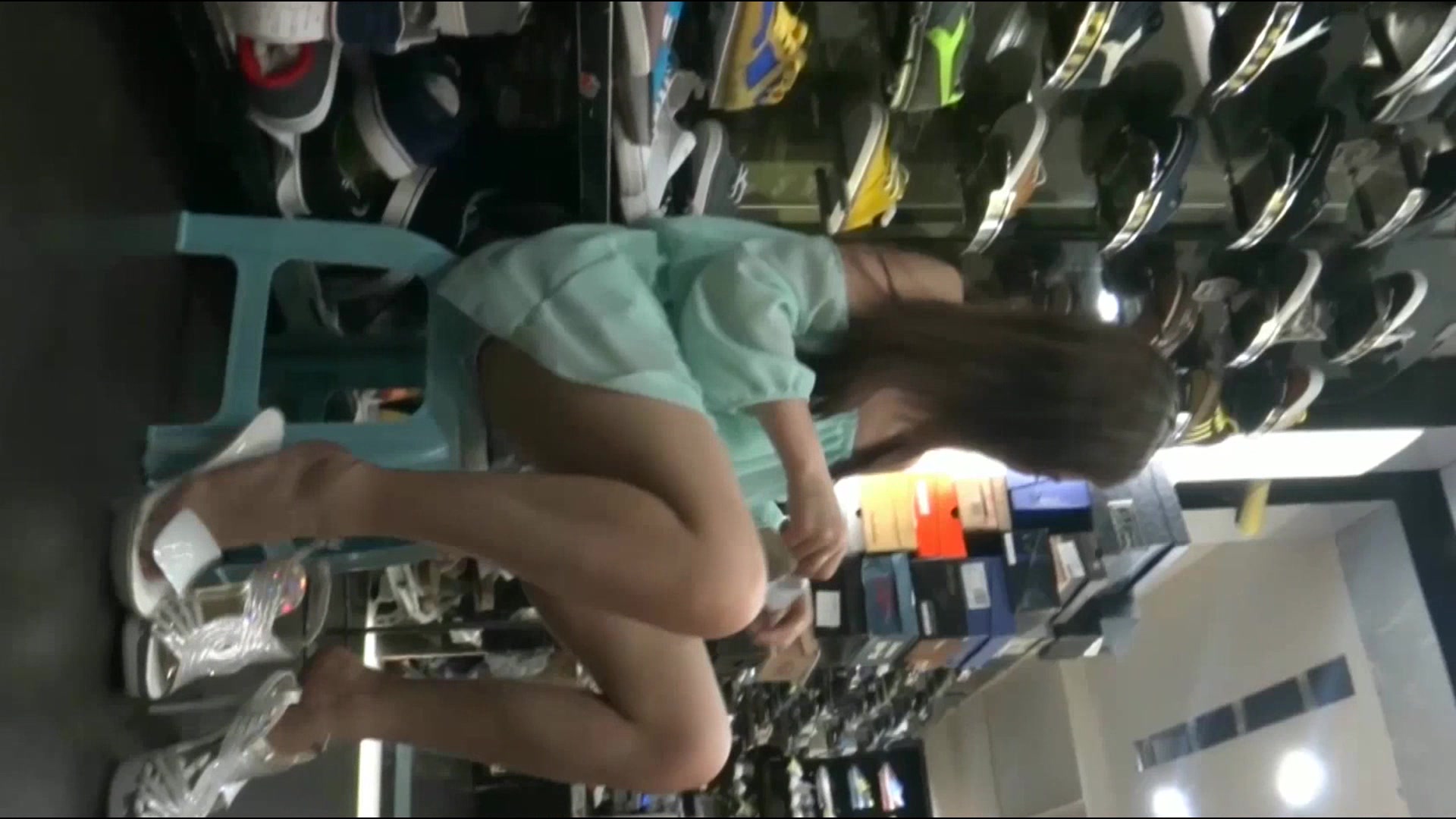 商业街买鞋子的妹子张开双腿试鞋子 门户大开 双腿间的春色美不胜收