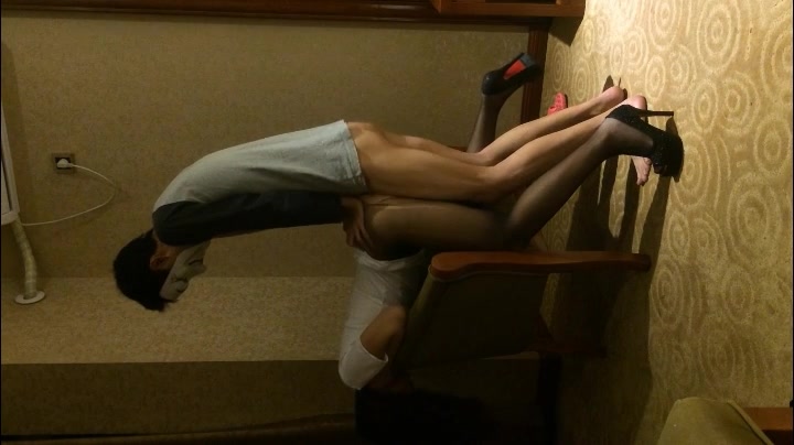 與猛男酒店激情嗨皮，高跟黑絲制服