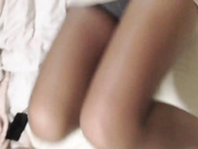 终于搞定了在附近幼儿园上班当幼师的气质女邻居,身材修长性感,主动要求自拍说：喜欢看你操我,要操20分钟,操死我！