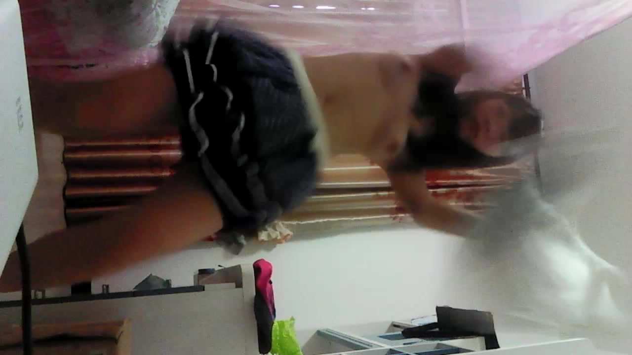 艺校人气跳脱衣舞妹子，自家闺房再跳一首嗨曲，这小腰小屁股给你摇的真专业