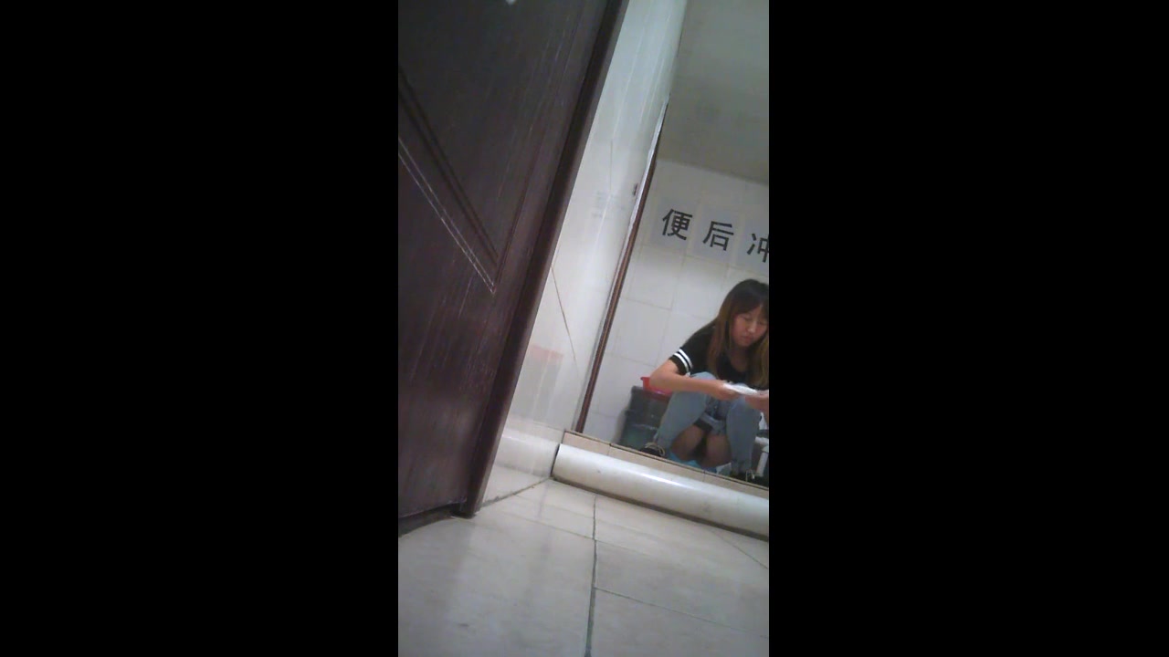 牛仔裤美女上厕所