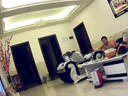 360监拍中年夫妻沙发扒下老婆的内裤爱爱