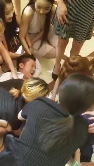 数位美女大战一位帅气小伙