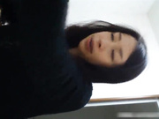 眼睛很漂亮的长发妹子居家尿液收集展示 哇塞 妹子你这体内是憋了多大滴火呀 这么黄