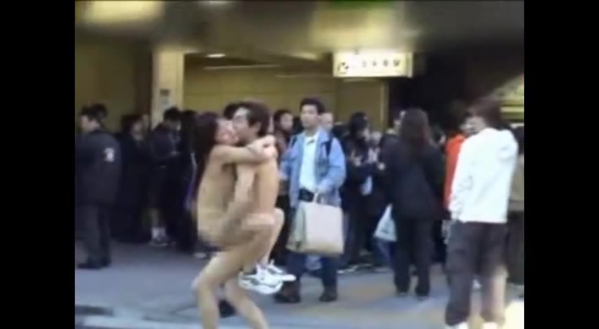 大街上铺张席子就干