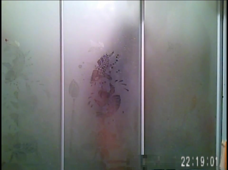 咸湿房东偷拍身材非常赞的小白领洗澡一双坚挺的乳房粉粉的黝黑的逼毛看得人家鸡巴硬邦邦