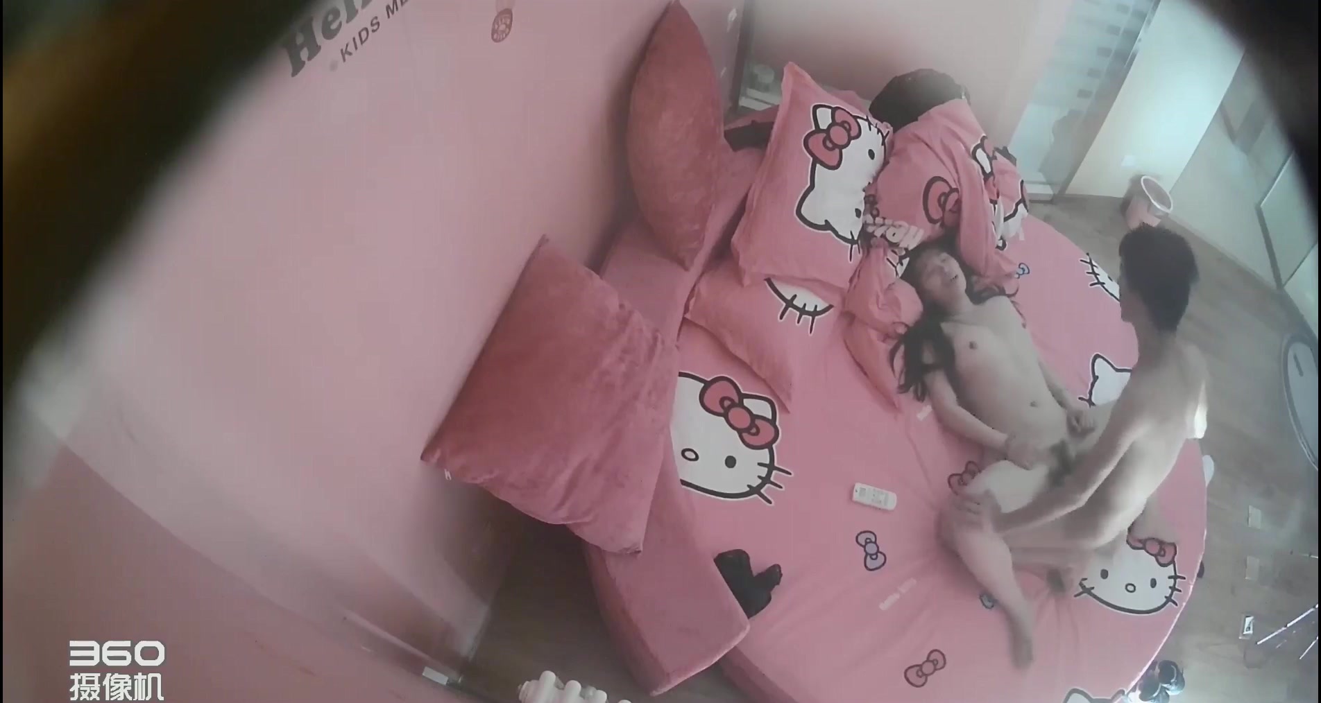 情趣酒店偷拍小伙很会享受，女友在上面摇，他躺着玩手机