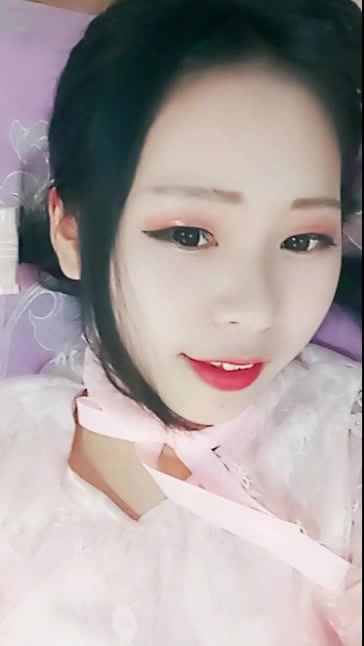 美女主播手机直播拿梳子插逼逼自慰，逼逼粉嫩