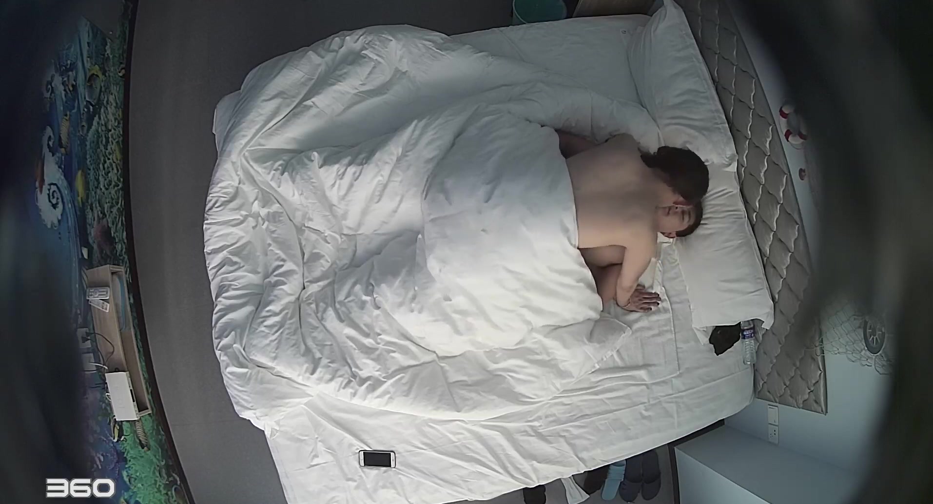 情趣酒店水滴摄像头TP幸福屌丝男被年轻性欲强女友上位骑射爽完各自玩手机