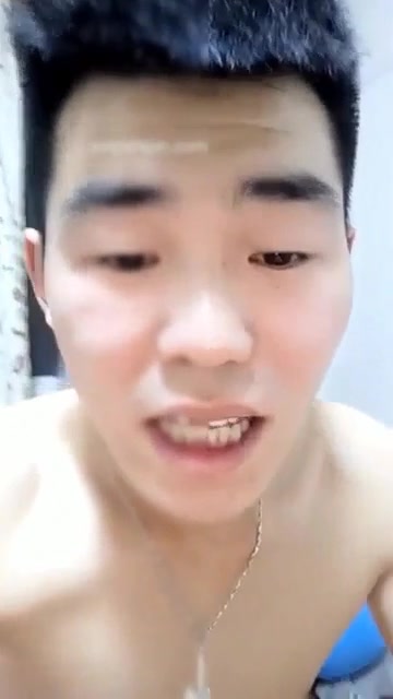 对白有趣的姐弟乱伦秀有狼友问是不是亲生的这弟弟长得太奇芭了有点像傻根