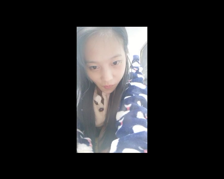 长相很清纯的妹子穿着睡衣用跳蛋玩穴小小年纪十分淫荡