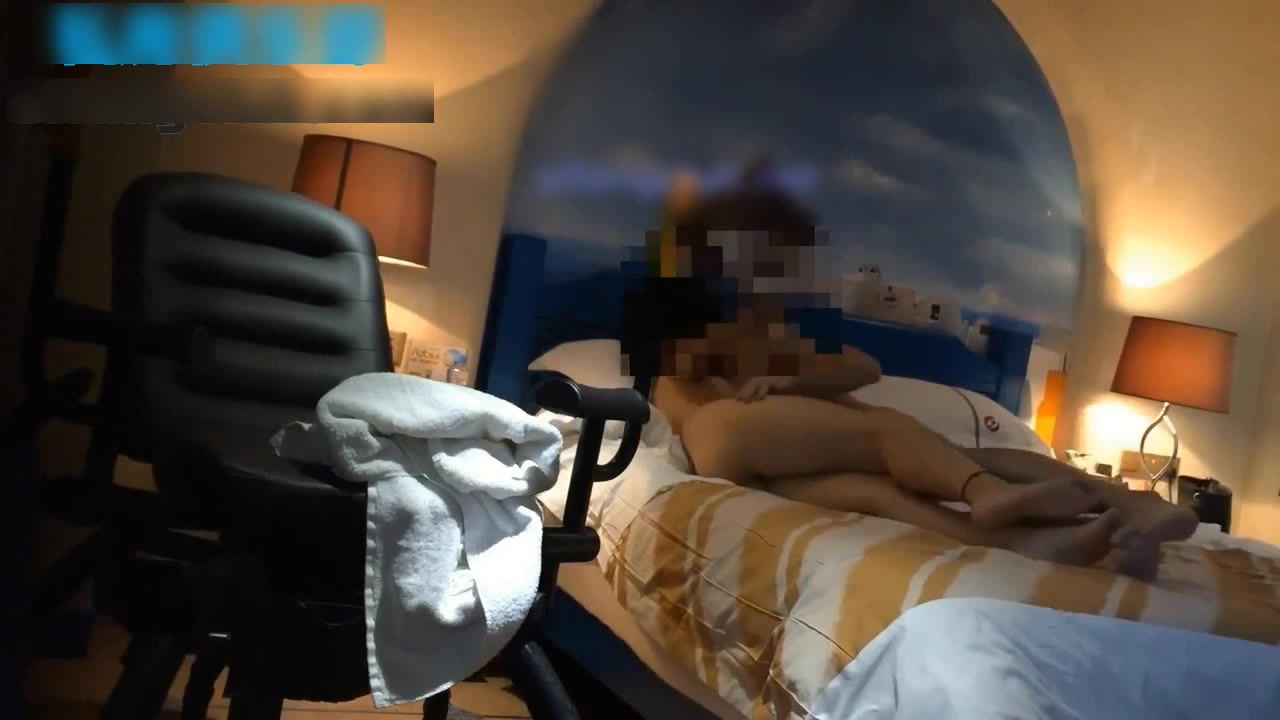 情侣酒店爆操身材样貌很不错的黑丝小美女,干的太猛把美女操爽后说了句：你是不是很久没做了!