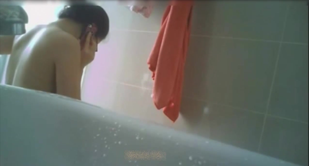 浴室偷放针孔摄像头偷拍大三表姐洗澡哈哈偷偷在里面和男同学打电话吧