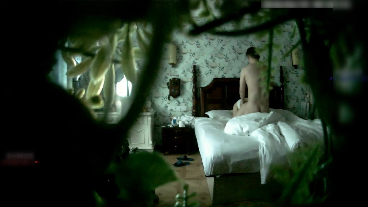 精品宾馆偷拍牛仔裤美女被男友操爽后主动女上位迎合!国语!