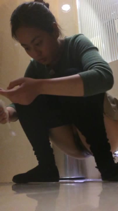 商场厕拍系列 妹子的胸圆润饱满，看起来真不错