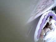 情趣酒店大圆床偷拍丰满骚女和两个相好约炮走了一个吃完饭又来一个